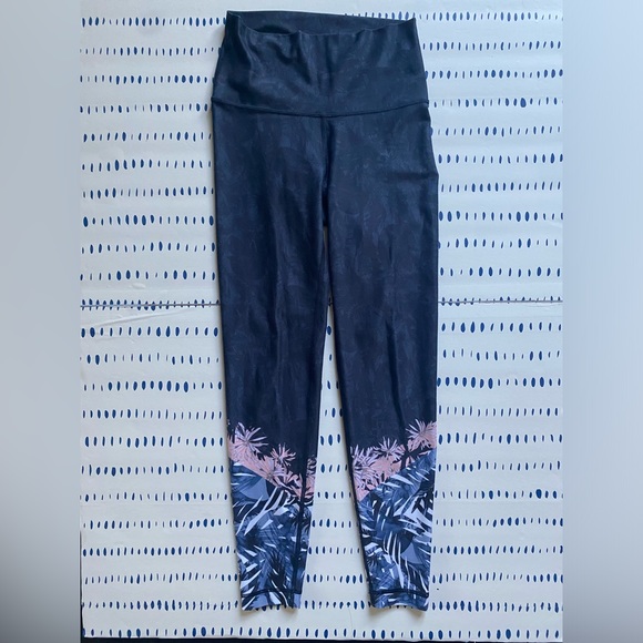 Tone It Up x Bandier Island Dip Leggings - Picture 2 of 4